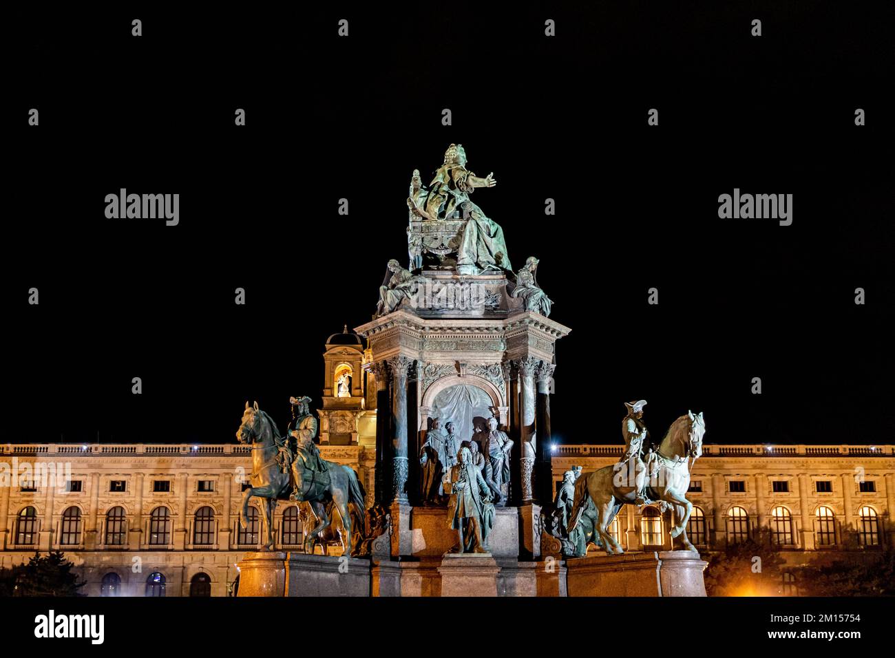 Maria-Theresa-Platz in Wien bei Nacht. Detail der Statue des Platzes des Museums für Naturwissenschaften und Kunstgeschichte in Wien. Stockfoto