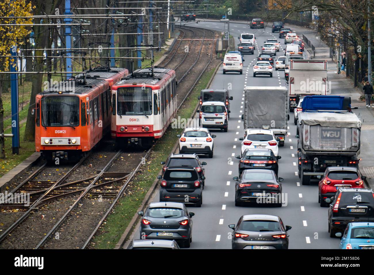 Innerstädtischer Verkehr, 3-spuriger Westfalendamm, B1 Bundesstraße, hoher Verkehr, parallele Straßenbahnlinie, öffentliche Verkehrsmittel, NRW, Deutschland, Dortmund, Stockfoto