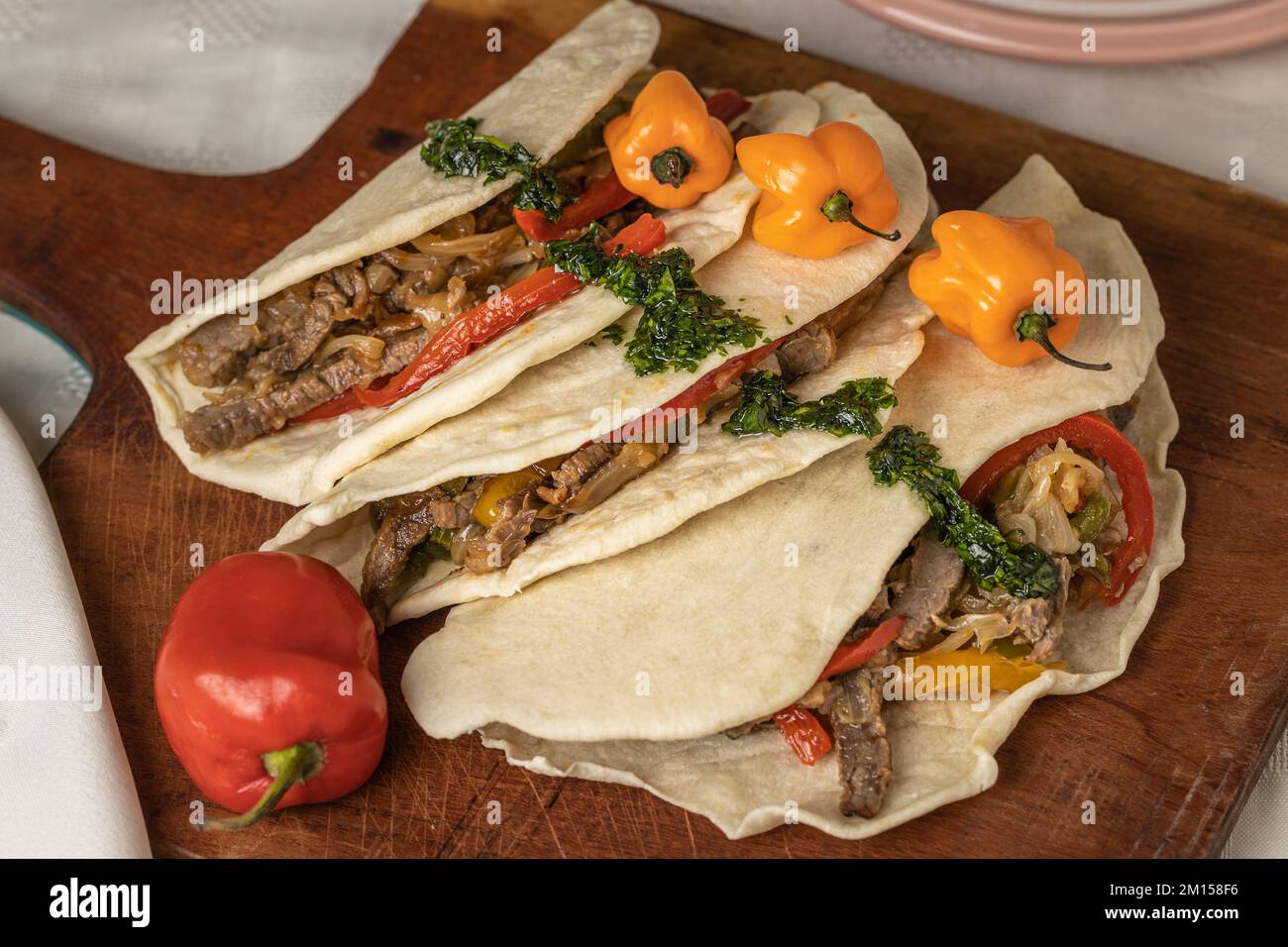 Tacos, typisch mexikanisches Essen, mit Rindfleisch, Gemüse und Chili-Pfeffer. Stockfoto