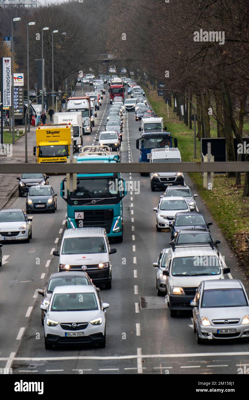 Innerstädtischer Verkehr, 3-spuriger Westfalendamm, B1 Bundesstraße, hoher Verkehr, NRW, Deutschland, Dortmund, Stockfoto