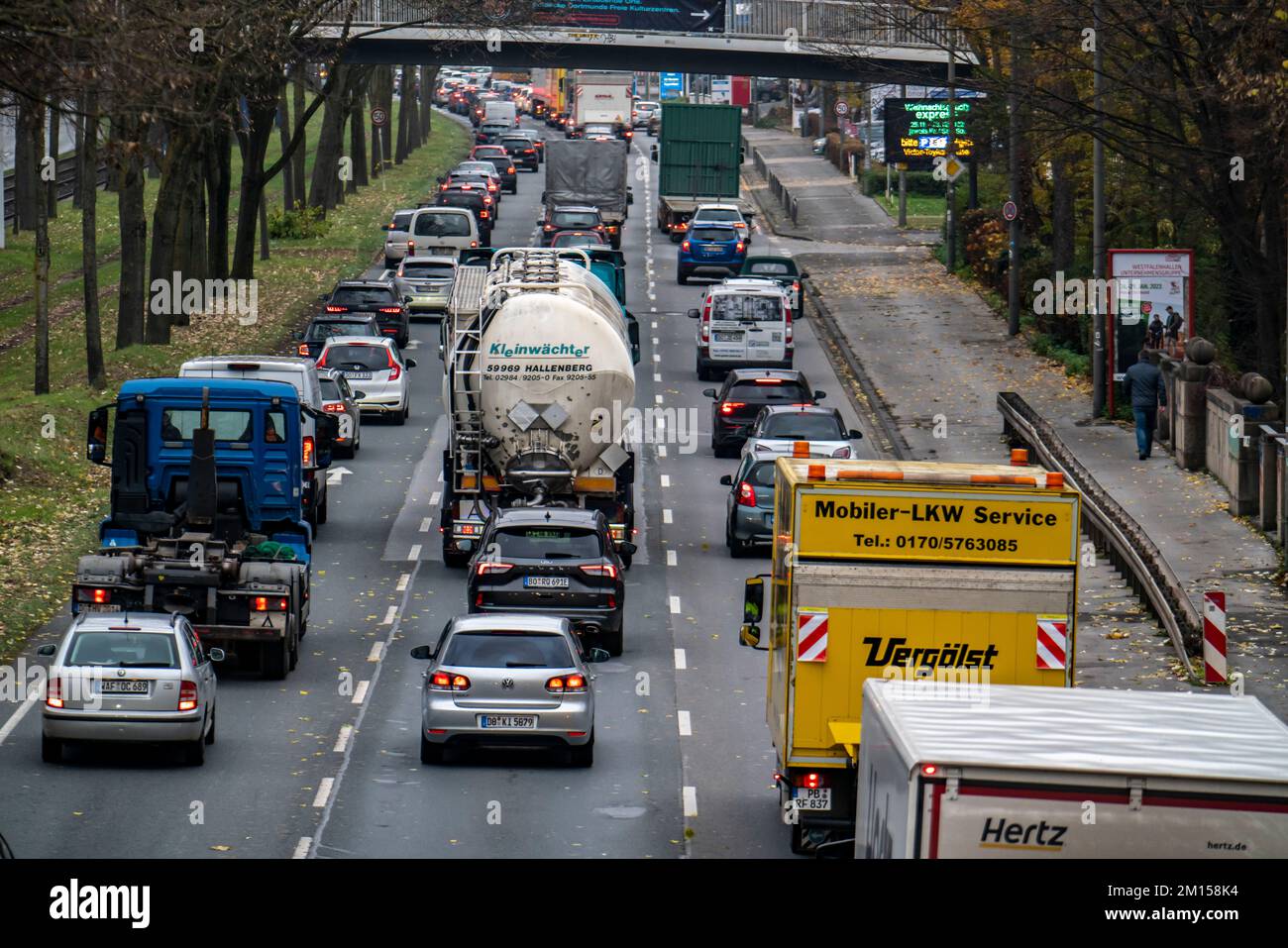 Innerstädtischer Verkehr, 3-spuriger Westfalendamm, B1 Bundesstraße, hoher Verkehr, NRW, Deutschland, Dortmund, Stockfoto