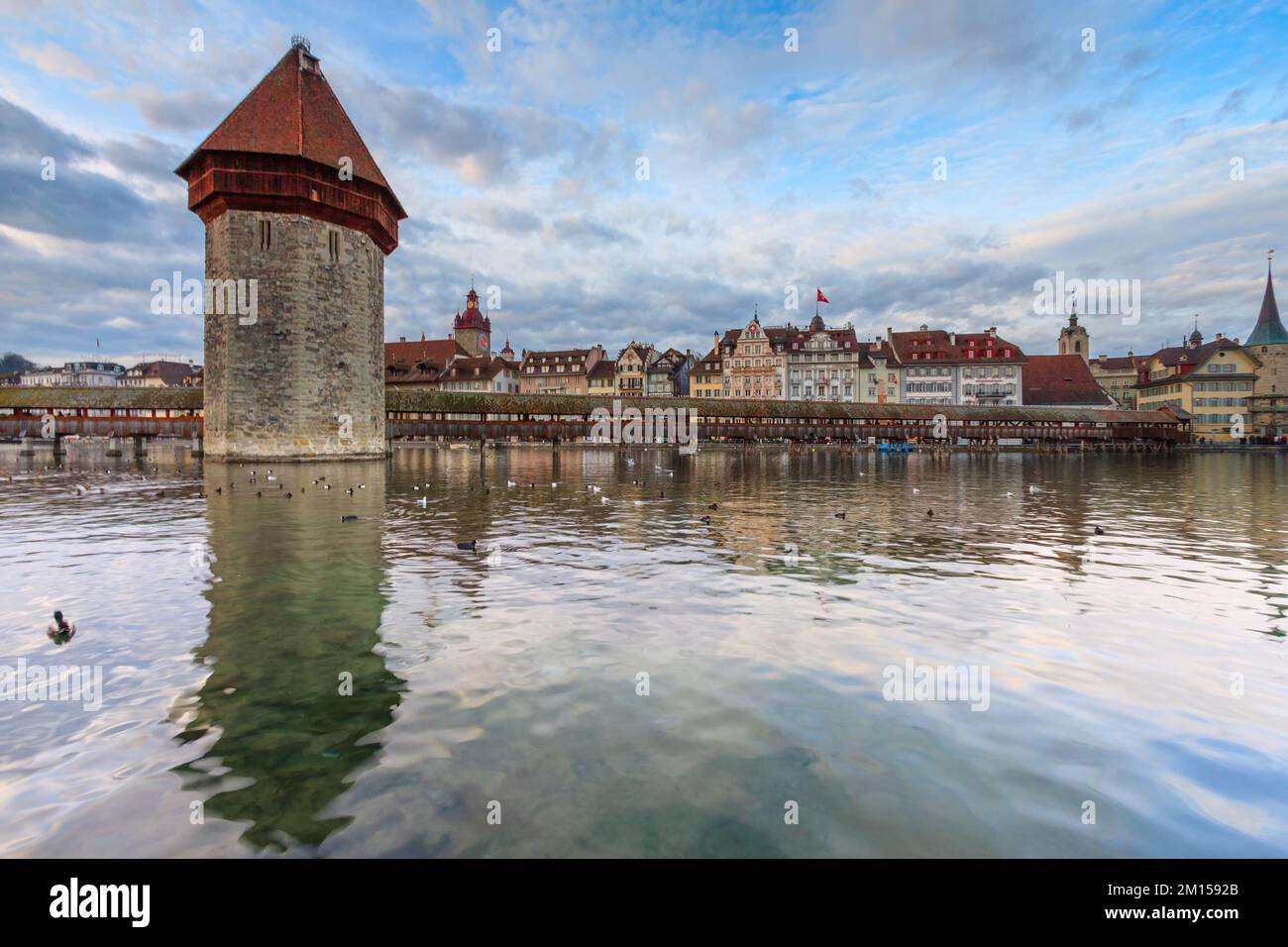 Ctyscape Luzern Schweiz. Kapellbrücke über den Vierwaldstättersee mit der Jesuitenkirche am Ufer des Sees. Landschaft mit fantastischem Reiseziel Stockfoto