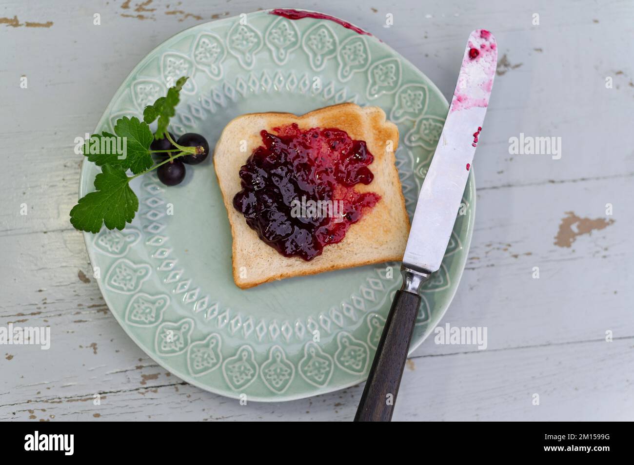 Getoastetes Brot mit schwarzer Johannisbeermarmelade Stockfoto
