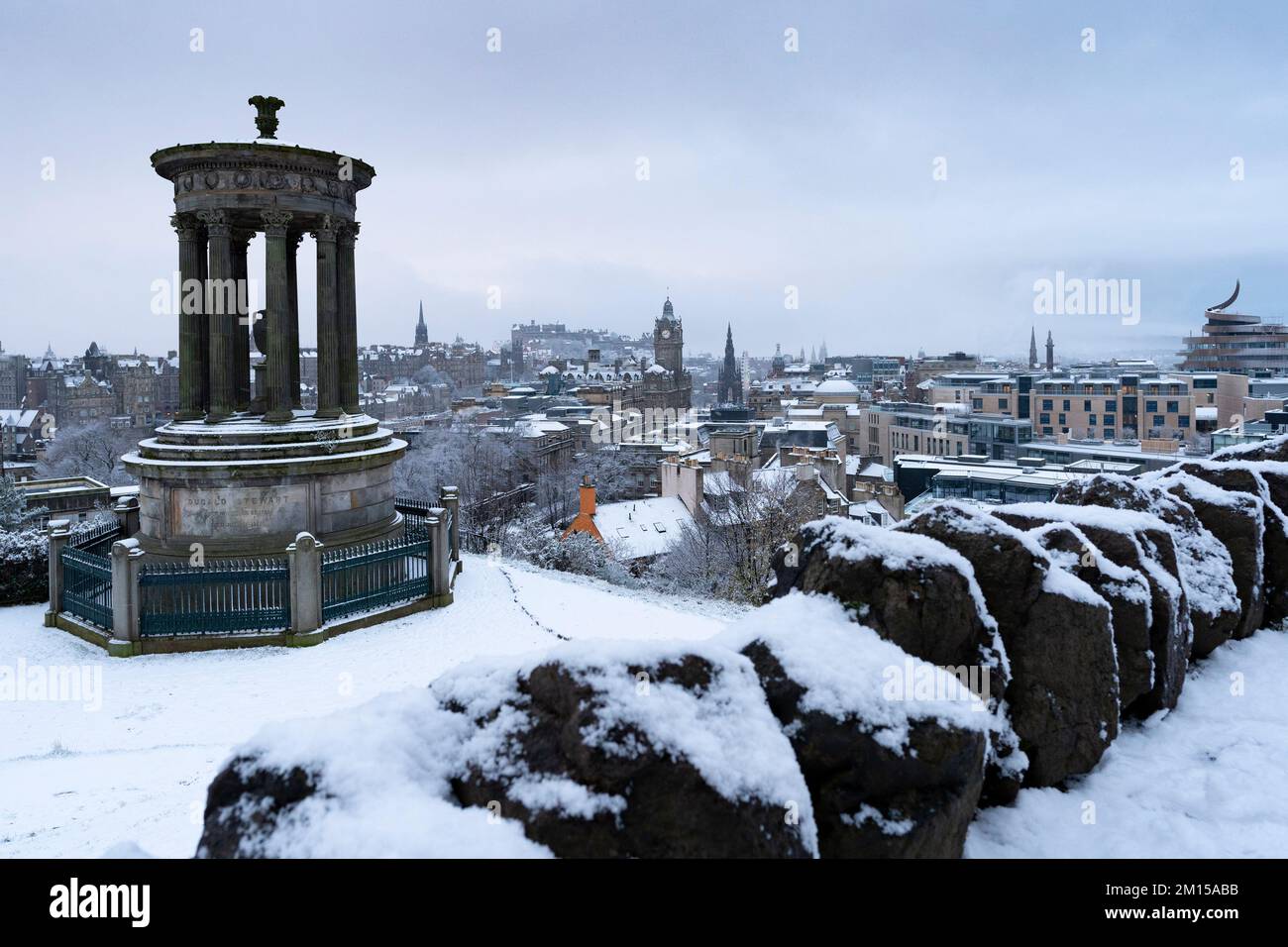 Blick auf die Skyline von Edinburgh von Calton Hill im Winter Snow, Edinburgh, Schottland, Großbritannien Stockfoto