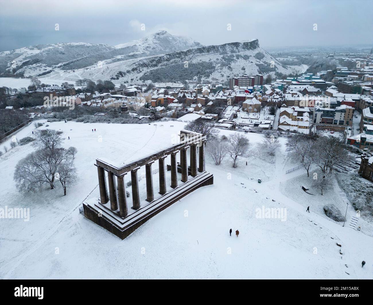 Das National Monument auf Calton Hill in the Snow, Edinburgh, Schottland, Großbritannien, aus der Vogelperspektive Stockfoto