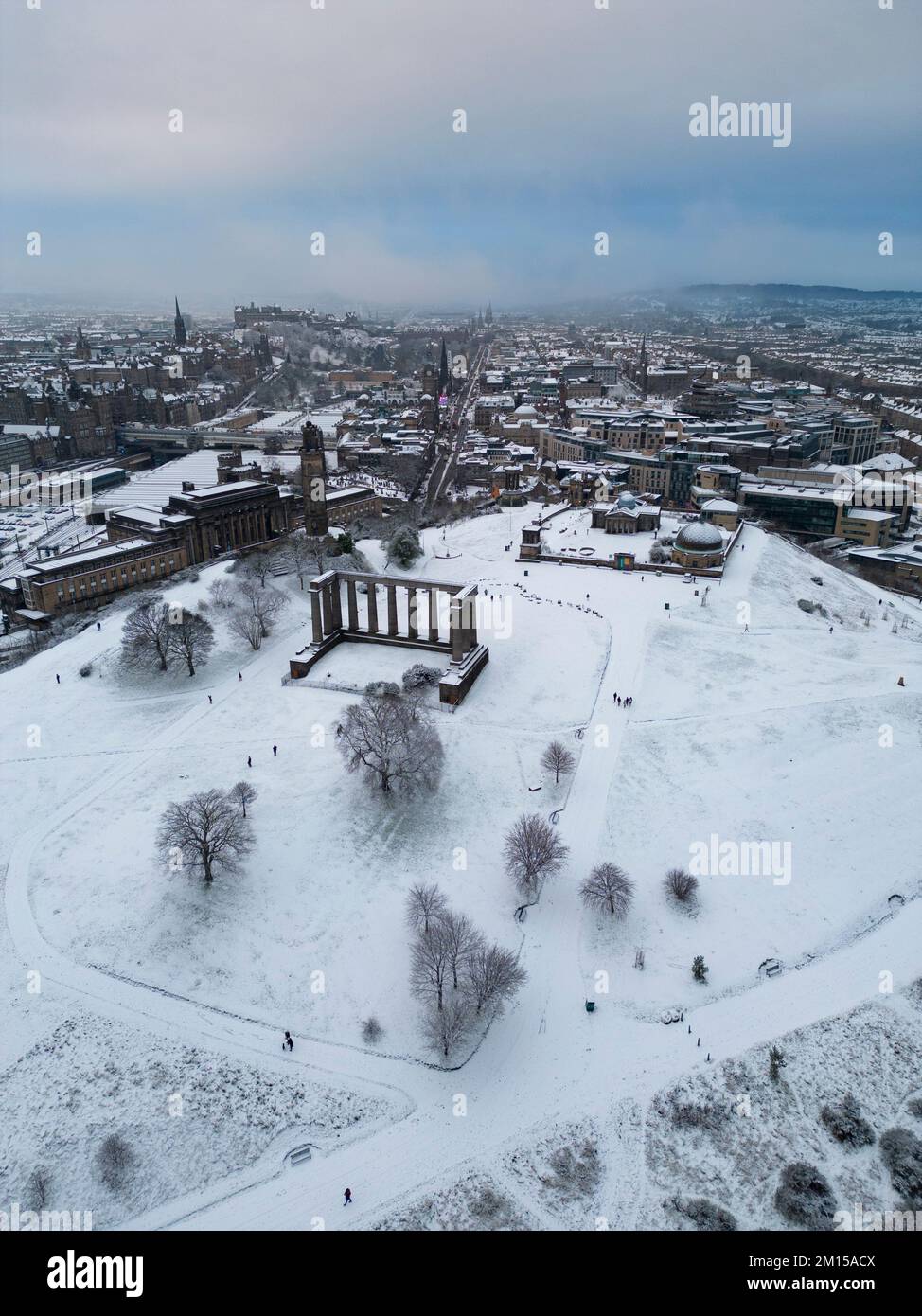 Luftaufnahme von Calton Hill im Schnee, Edinburgh, Schottland, Großbritannien Stockfoto