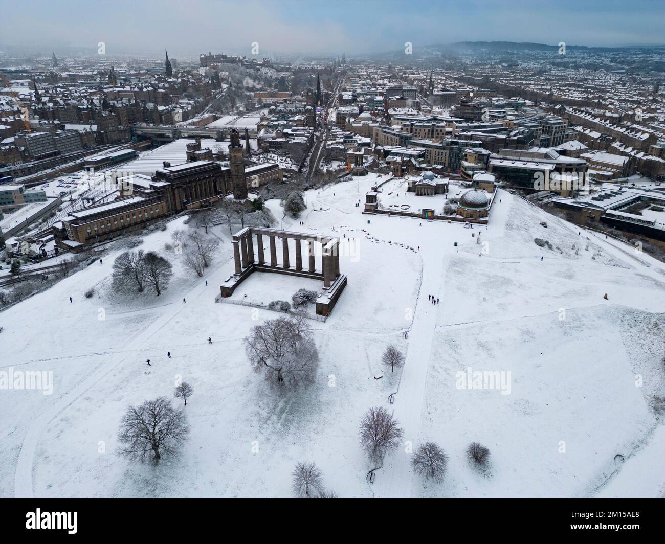 Luftaufnahme von Calton Hill im Schnee, Edinburgh, Schottland, Großbritannien Stockfoto