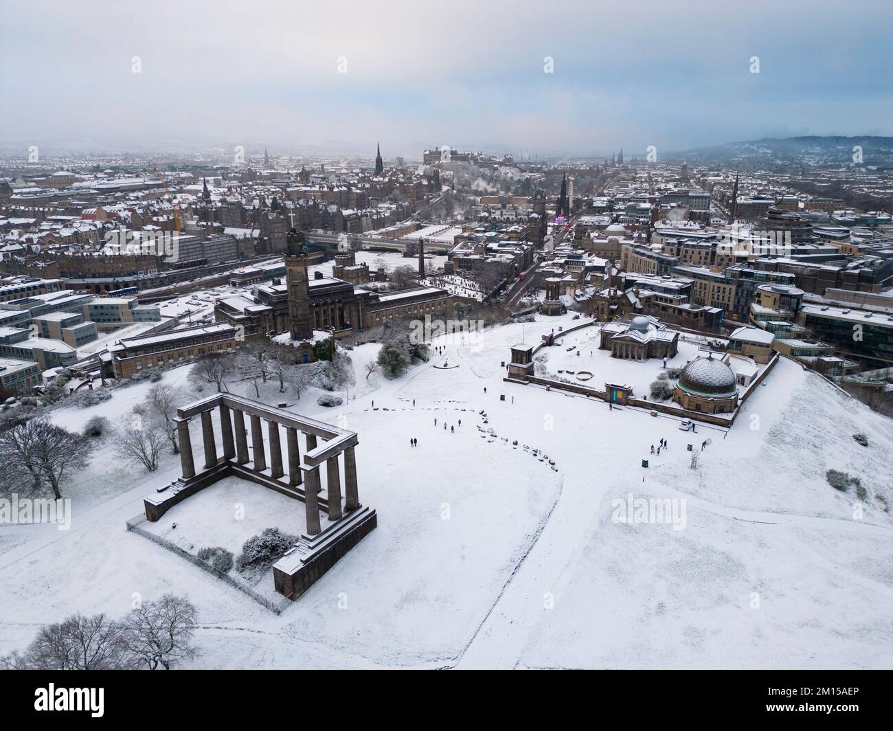 Luftaufnahme von Calton Hill im Schnee, Edinburgh, Schottland, Großbritannien Stockfoto