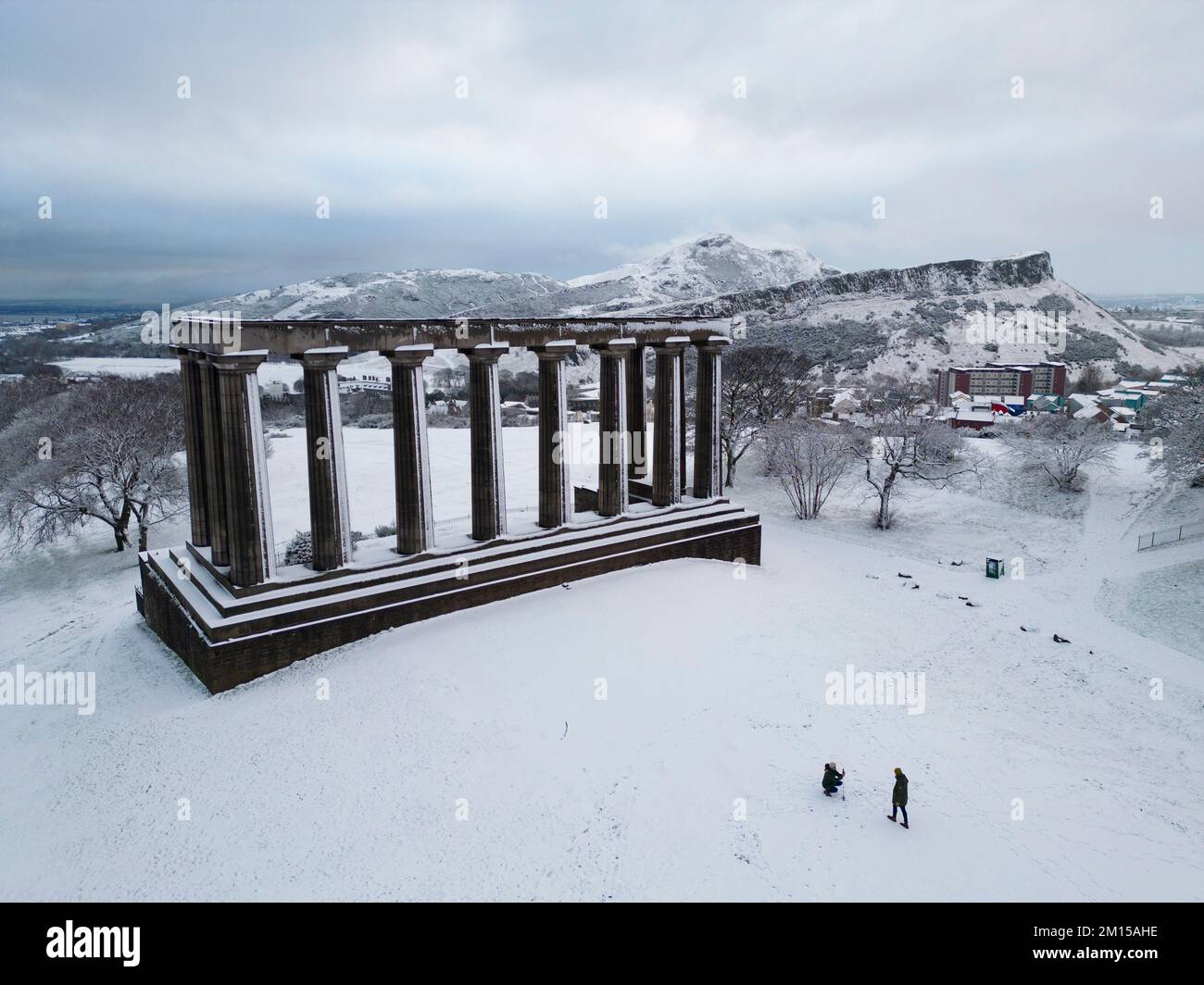 Das National Monument auf Calton Hill in the Snow, Edinburgh, Schottland, Großbritannien, aus der Vogelperspektive Stockfoto