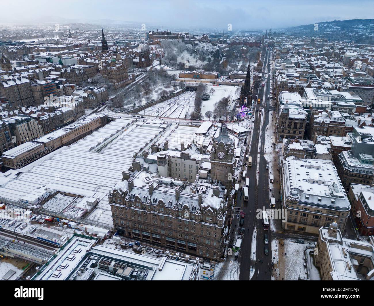 Aus der Vogelperspektive auf Edinburgh entlang der Princes Street im Schnee, Schottland, Großbritannien Stockfoto