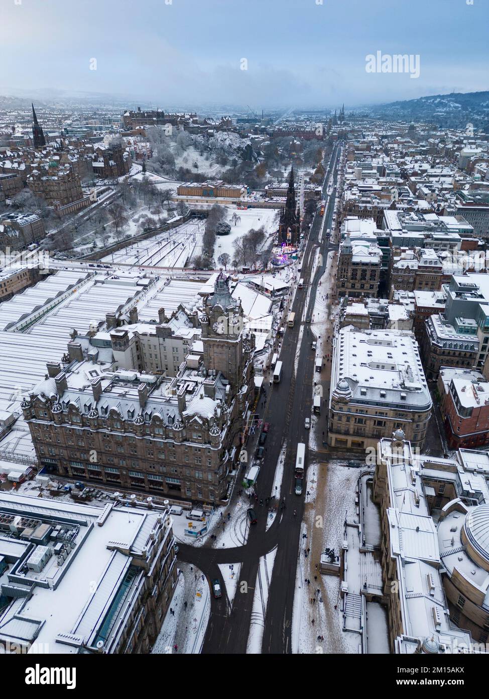 Aus der Vogelperspektive auf Edinburgh entlang der Princes Street im Schnee, Schottland, Großbritannien Stockfoto