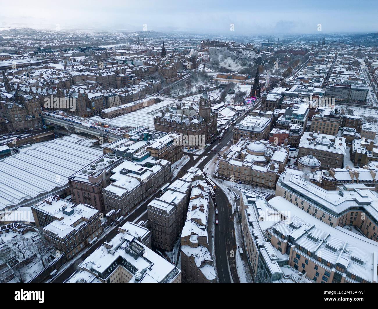 Blick aus der Vogelperspektive auf die Dächer von Edinburgh im Schnee, Schottland, Großbritannien Stockfoto