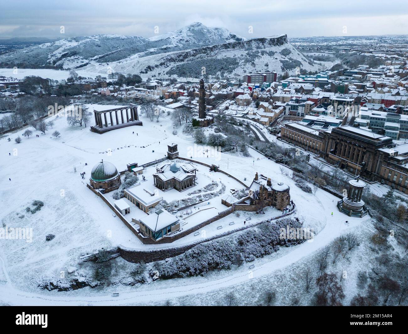 Luftaufnahme von Calton Hill im Schnee, Edinburgh, Schottland, Großbritannien Stockfoto