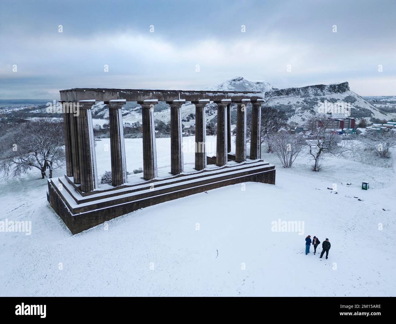Blick auf das National Monument auf Calton Hill im Schnee, Edinburgh, Schottland, Großbritannien Stockfoto