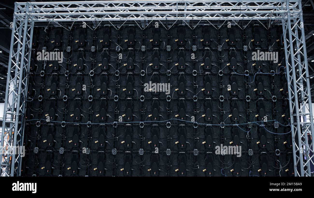 LED-Anzeige auf der Rückseite der Konzertbühne. Rückansicht der hochauflösenden LED-Videowand. Stockfoto