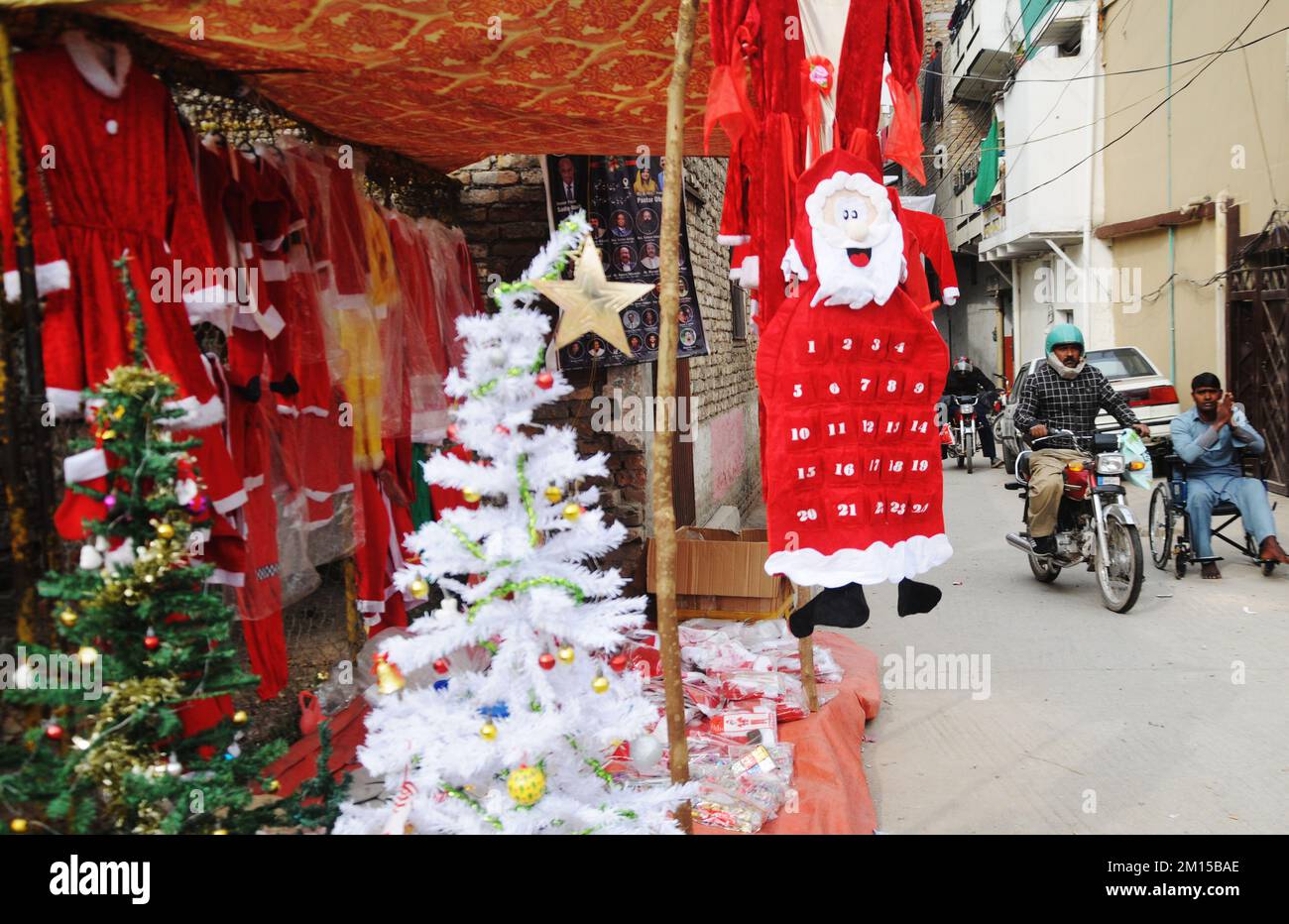 ISLAMABAD, PAKISTAN. Ein Verkäufer stellt Santa Claus-Outfits für das Weihnachtsfestival auf der G-7/2 aus und verkauft sie. Foto: Raja Imran Bahadar Stockfoto