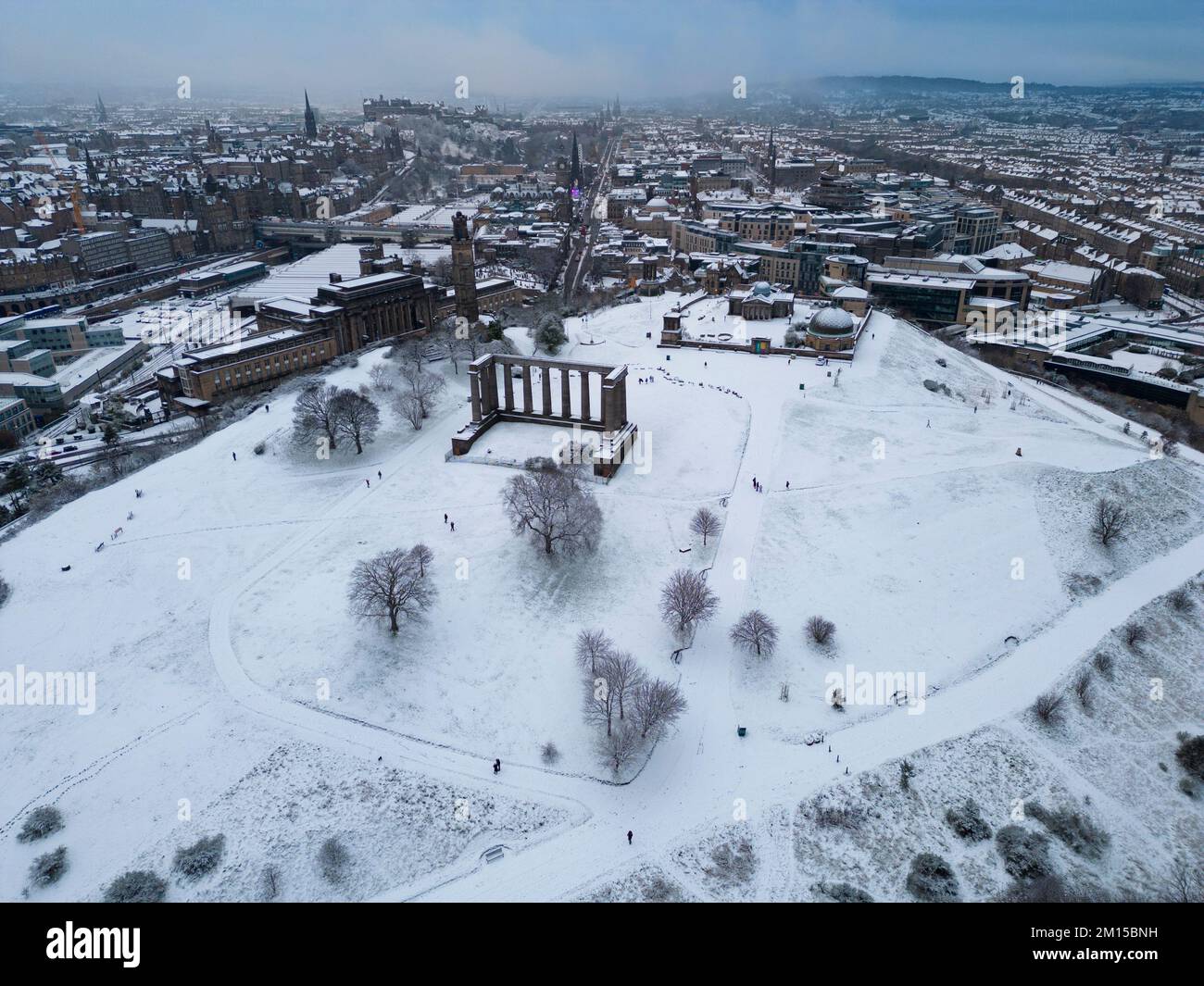 Edinburgh, Schottland, Großbritannien. 10.. Dezember 2022 Blick auf Calton Hill im Schnee. Heftiger Schnee fiel heute Morgen in Edinburgh als arktische Wetterbedingungen Stockfoto
