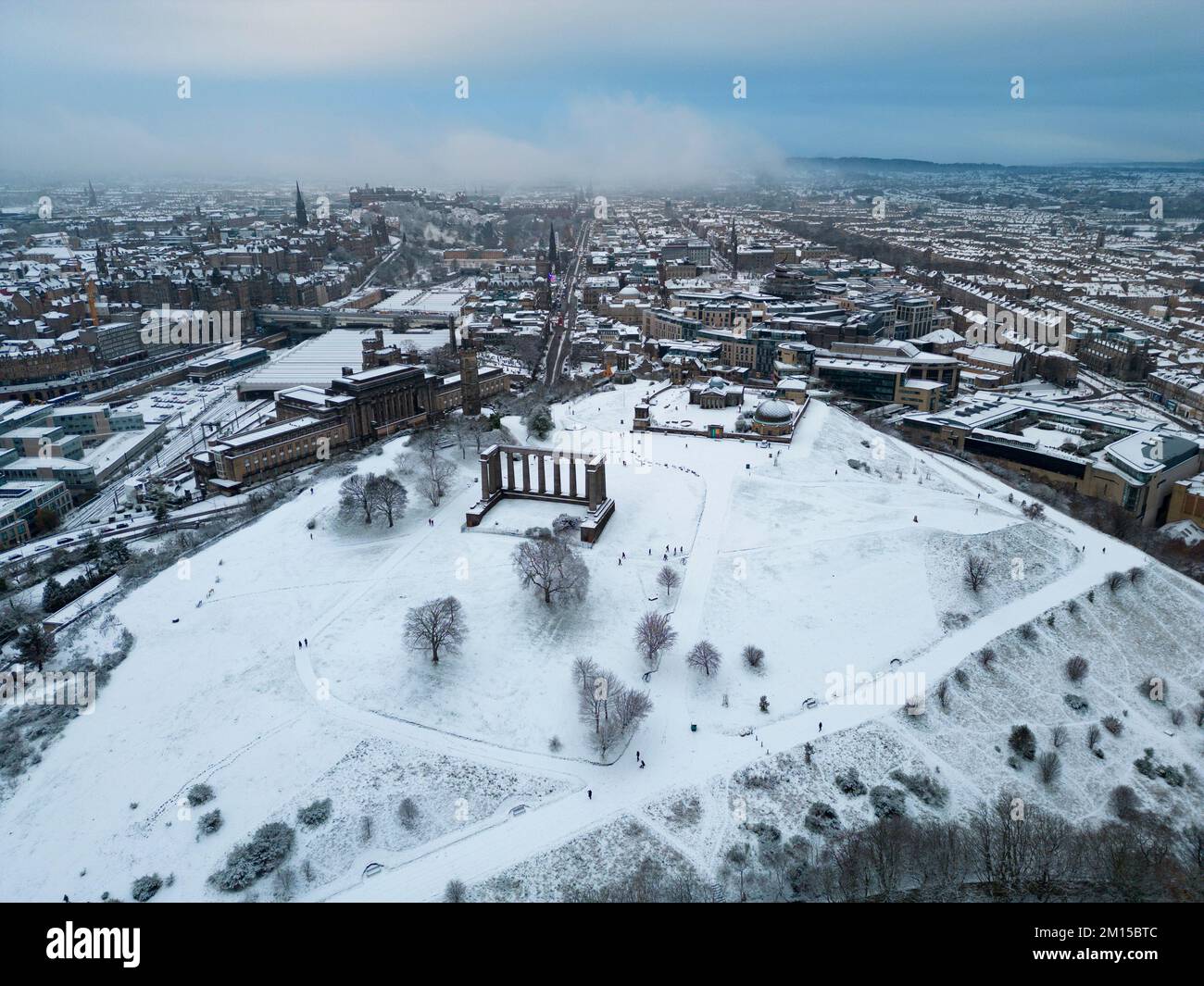 Edinburgh, Schottland, Großbritannien. 10.. Dezember 2022 Blick auf Calton Hill im Schnee. Heftiger Schnee fiel heute Morgen in Edinburgh als arktische Wetterbedingungen Stockfoto