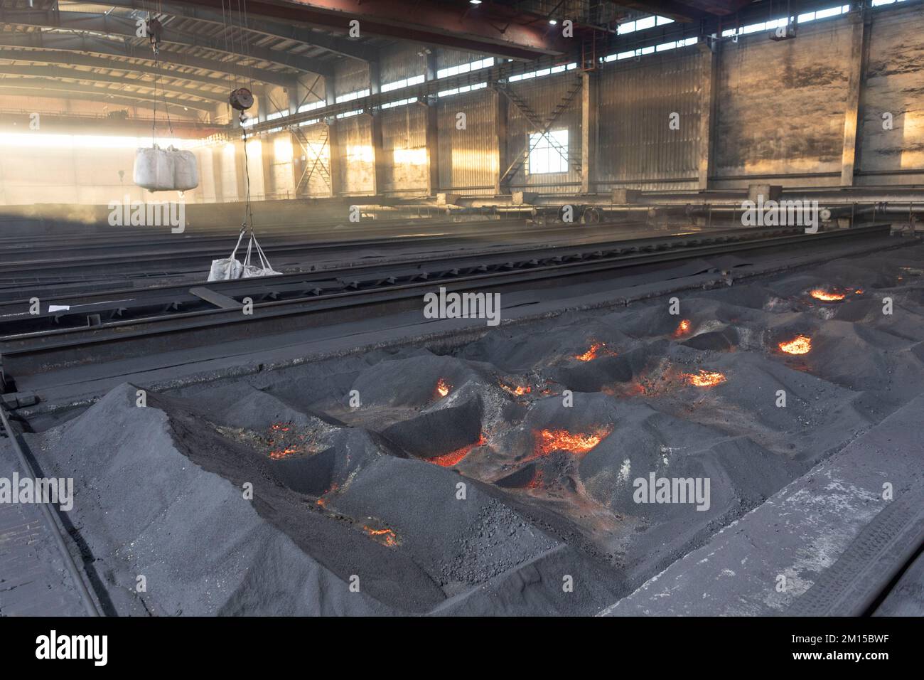 Hegang. 8.. Dezember 2022. Dieses Foto wurde am 8. Dezember 2022 aufgenommen und zeigt den Graphitierungsprozess von Kathodenmaterialien für Lithium-Ionen-Batterien in einer Werkstatt eines Unternehmens in der Stadt Hegang im Nordosten Chinas Provinz Heilongjiang. In den letzten Jahren hat die Stadt Hegang die Nutzung der Graphitressourcen verbessert und den industriellen Wandel der Stadt durch die Entwicklung der Graphitindustrie und die Förderung der lokalen wirtschaftlichen Entwicklung vorangetrieben. Hegang ist reich an Graphitressourcen mit einer jährlichen Produktionskapazität von 6 Millionen Tonnen Erz. Kredit: Xie Jianfei/Xinhua/Alamy Live News Stockfoto