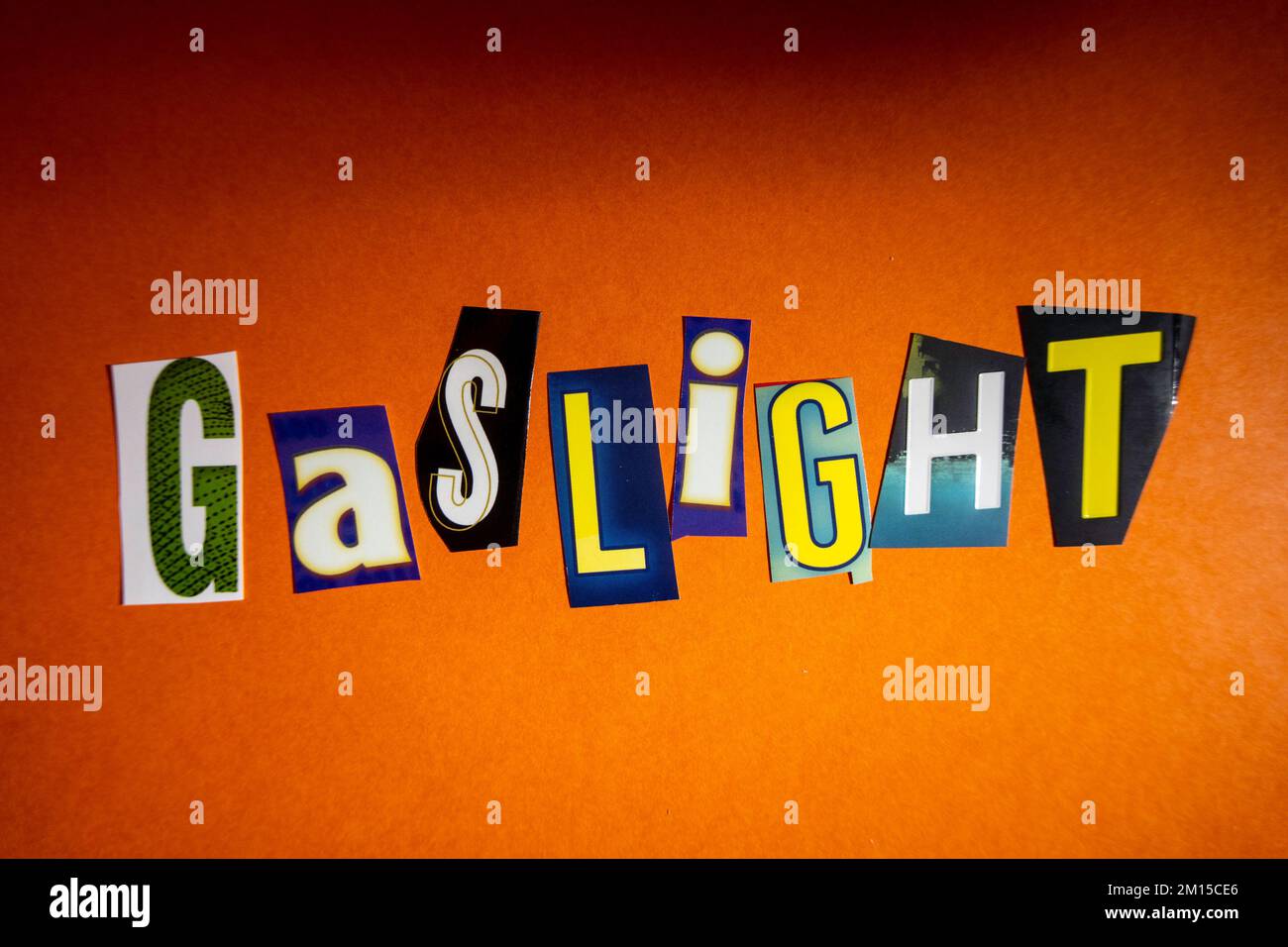 "Gaslight"-Konzept unter Verwendung von ausgeschnittenen Papierbriefen im Ransom Note-Effekt-Typographie 2022, USA Stockfoto