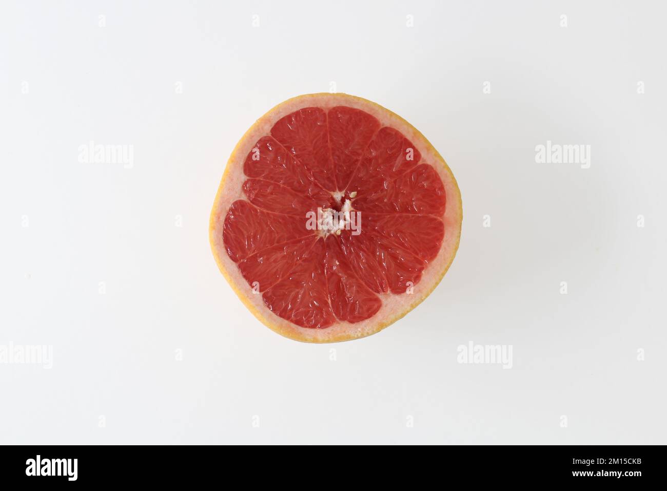 Scheibe Grapefruitfrucht, isoliert auf weißem Hintergrund. Draufsicht. Stockfoto