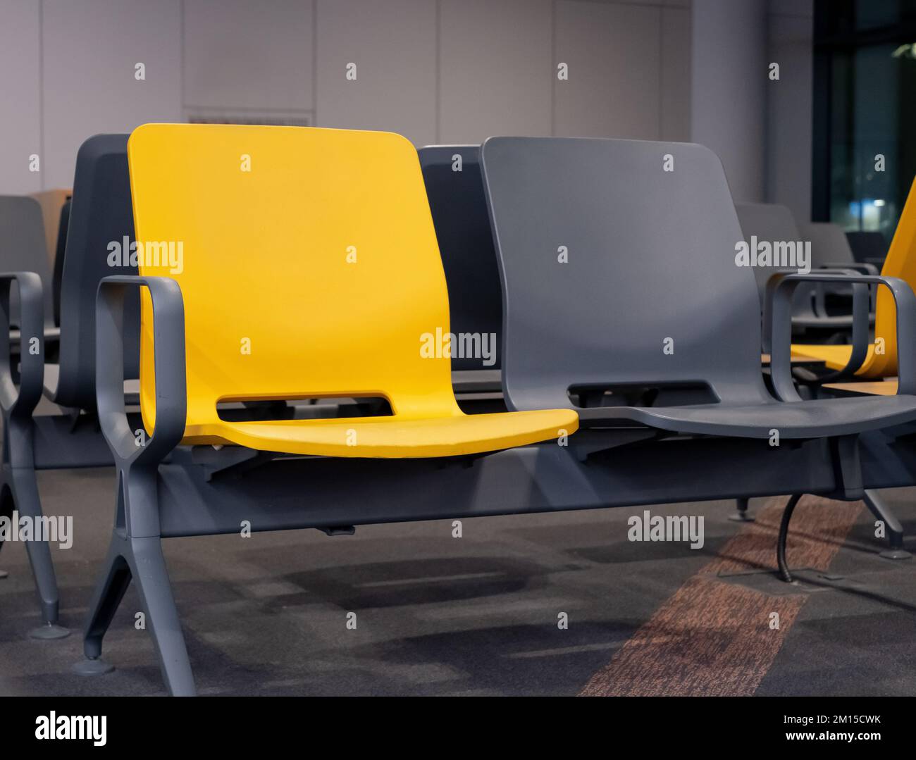 Leere Bänke. Leere Lounge. Leerer Wartebereich am Flughafen. Stockfoto