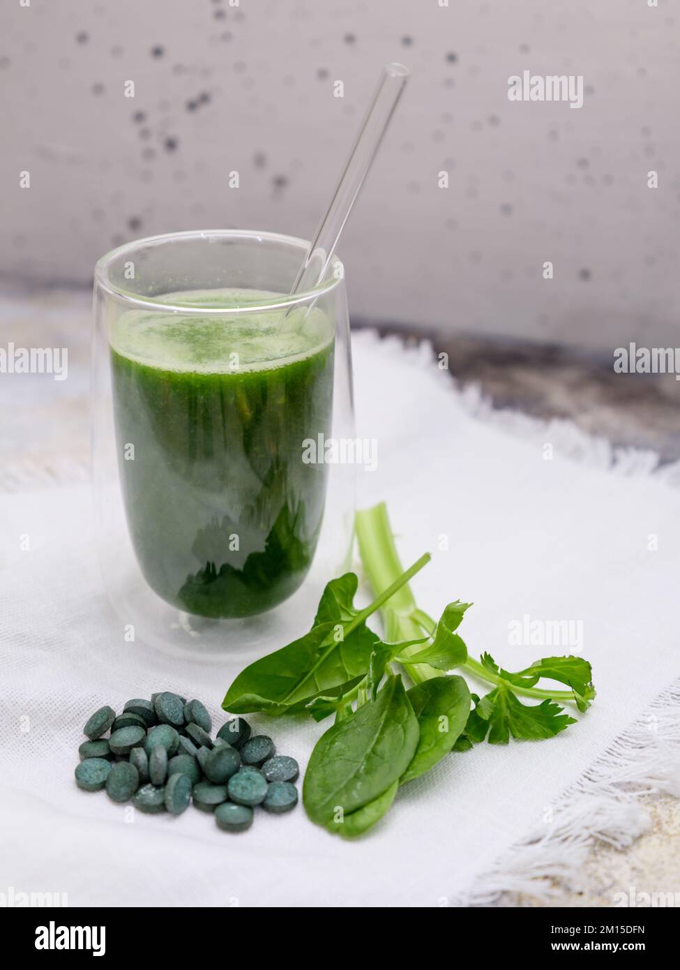 spirulina Smoothie mit ein paar Blättern auf weißem Hintergrund Stockfoto