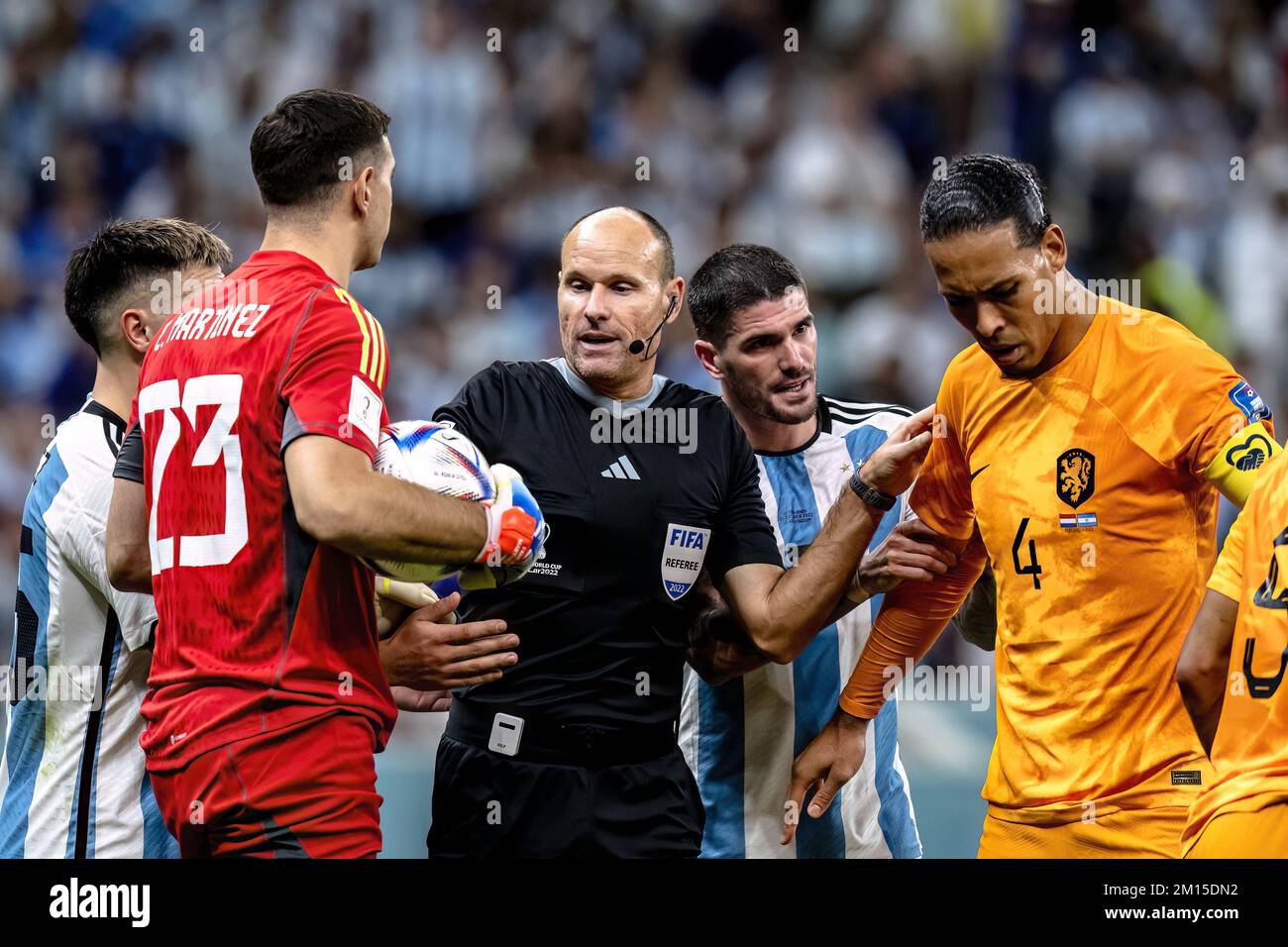 DOHA, 09-12-2022, Lusail Stadium, Weltmeisterschaft 2022 in Katar. Viertelfinalspiel zwischen den Niederlanden und Argentinien, niederländischer Spieler Virgil van Dijk, Schiedsrichter Antonio Mateu Lahoz (Foto von Pro Shots/Sipa USA) Guthaben: SIPA US/Alamy Live News Stockfoto