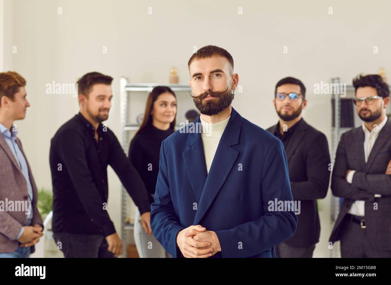 Geschäftskollegen stehen mit Geschäftsführern im Vordergrund Stockfoto