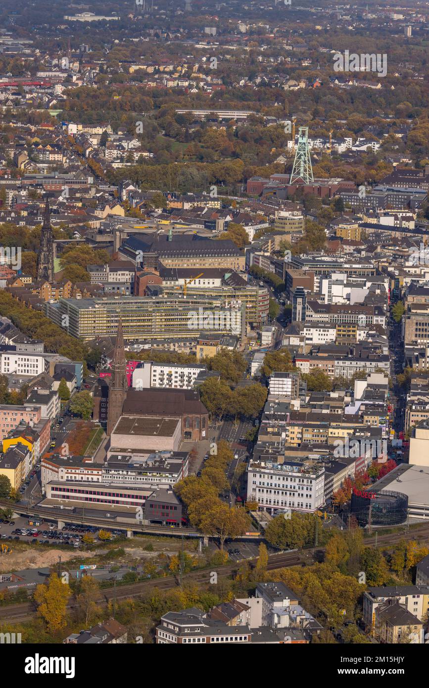 Luftaufnahme, Baustelle mit Neubau-Geschäftsviertel Viktoria Karree und Blick auf den verwinkelten Turm des Bergbaumuseums im Bezirk G. Stockfoto