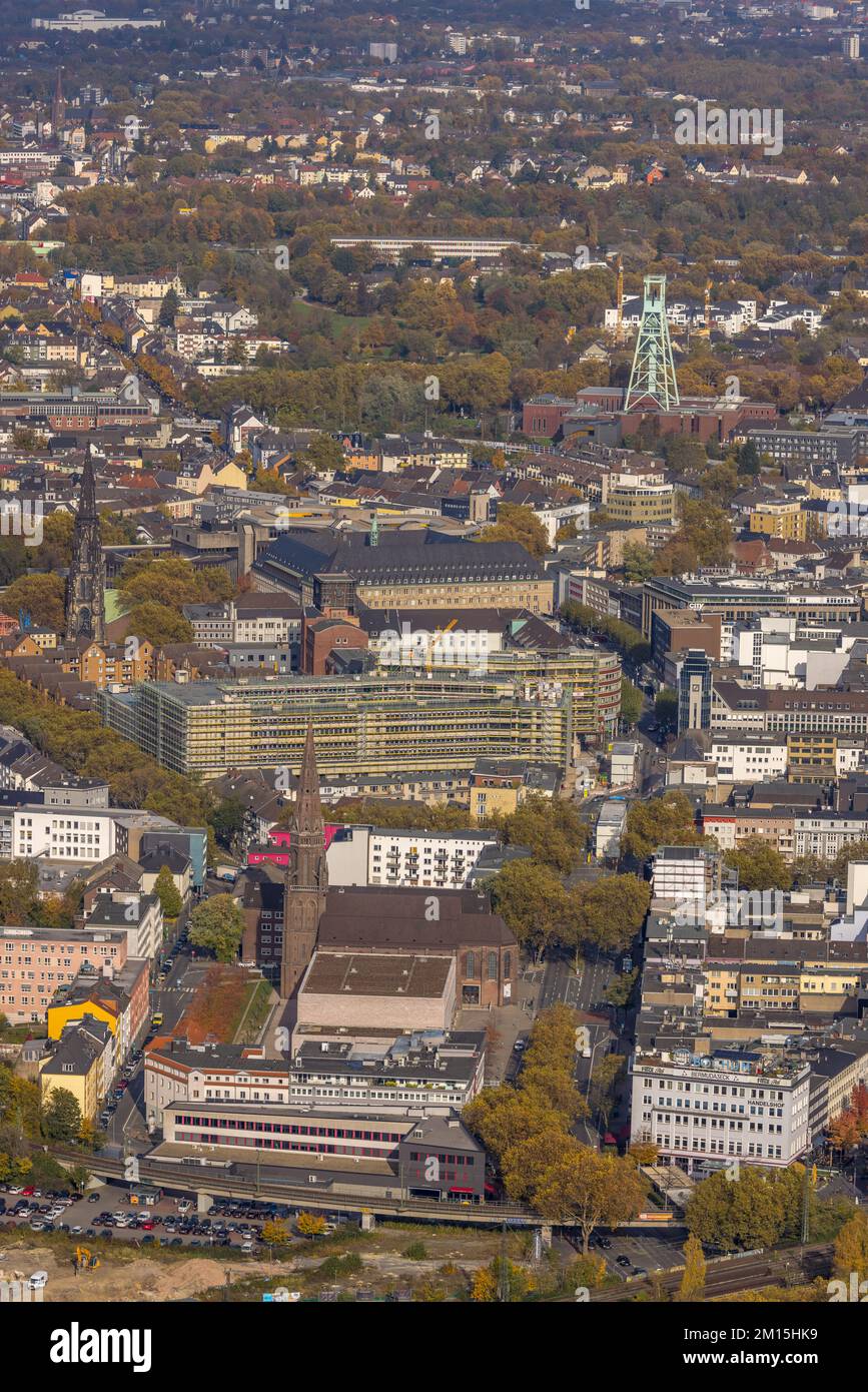 Luftaufnahme, Baustelle mit Neubau-Geschäftsviertel Viktoria Karree und Blick auf den gewundenen Turm des Bergbaumuseums im Bezirk Gleisdreieck Stockfoto