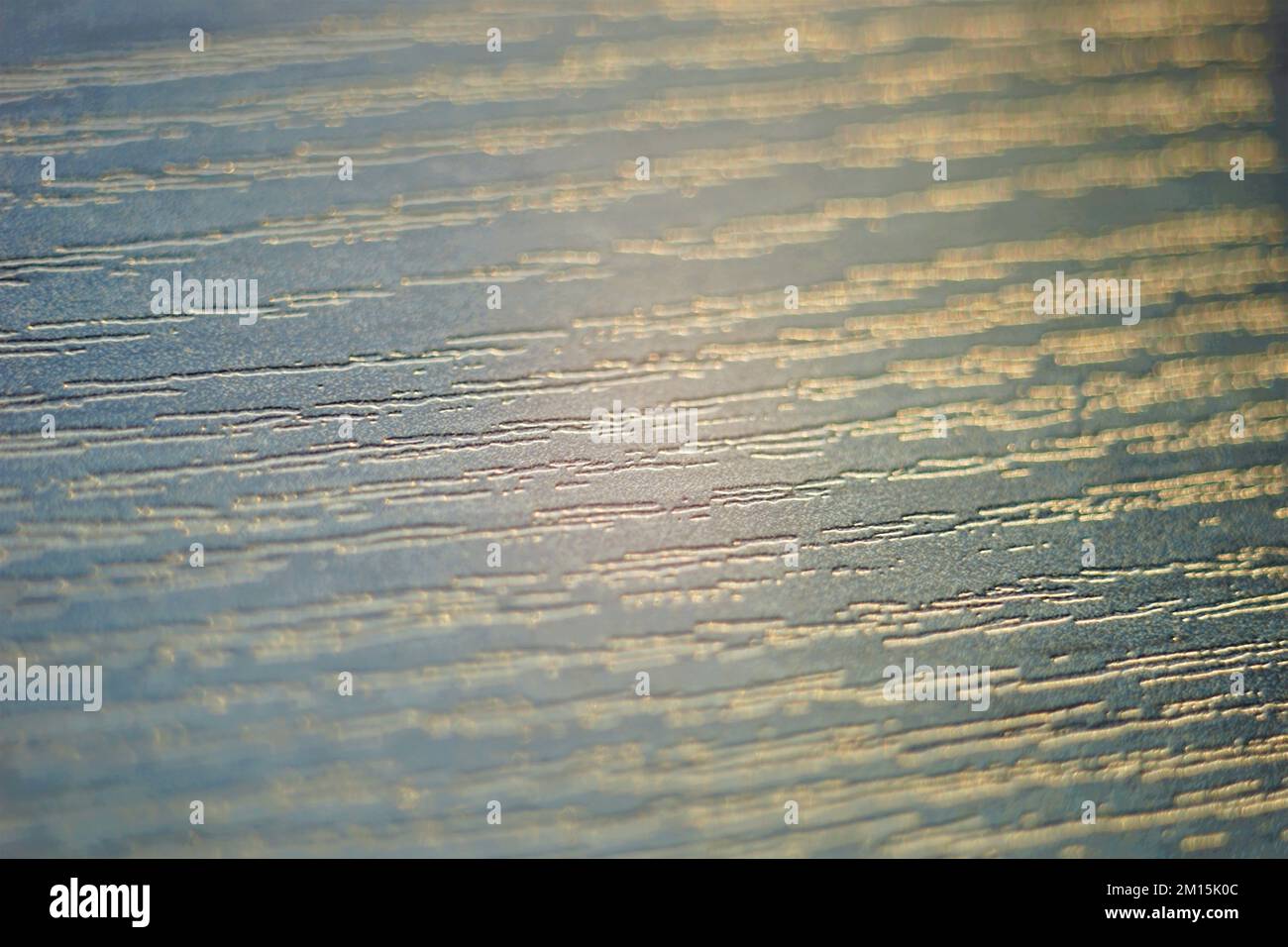 Blauer Holzhintergrund mit glänzender goldener Textur. Stockfoto