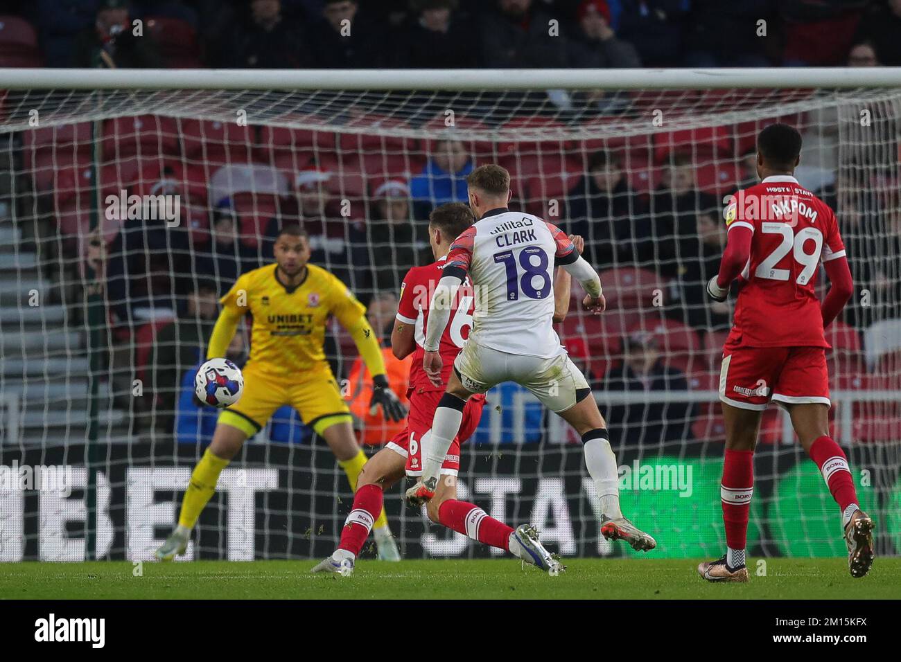 Jordan Clark #18 aus Luton Town schießt und schießt beim Sky Bet Championship-Spiel Middlesbrough vs Luton Town at Riverside Stadium, Middlesbrough, Großbritannien, 10.. Dezember 2022 ein Tor auf 0-1 (Foto: James Heaton/News Images) Stockfoto