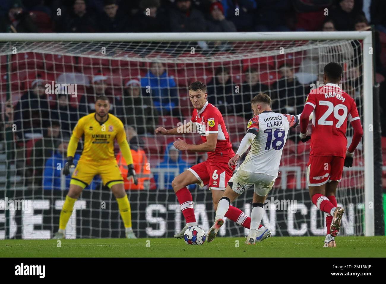 Jordan Clark #18 aus Luton Town schießt und schießt beim Sky Bet Championship-Spiel Middlesbrough vs Luton Town at Riverside Stadium, Middlesbrough, Großbritannien, 10.. Dezember 2022 ein Tor auf 0-1 (Foto: James Heaton/News Images) Stockfoto