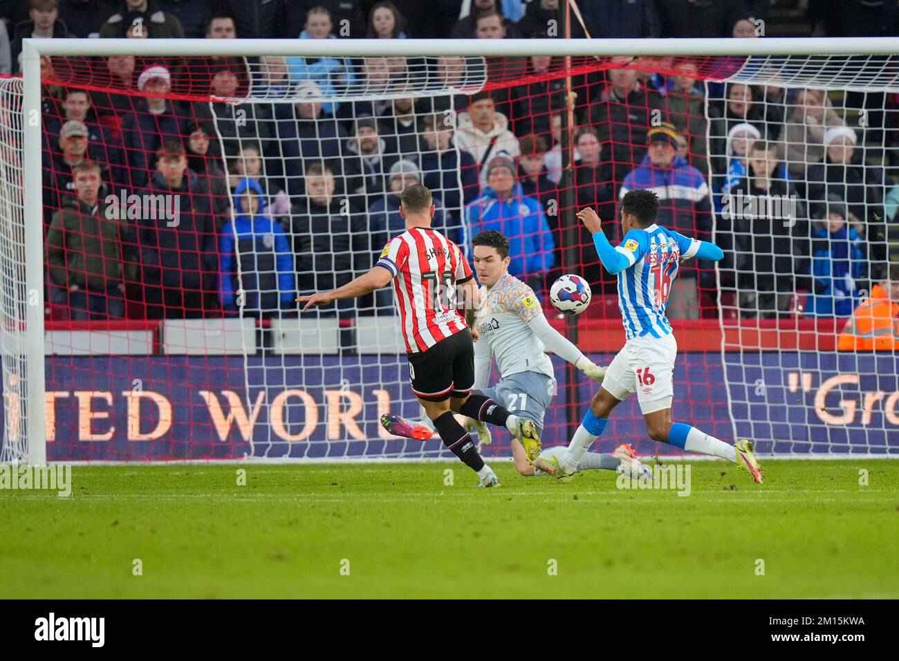 Billy Sharp #10 von Sheffield United schlägt Lee Nicholls #21 von Huddersfield Town und erzielt beim Sky Bet Championship-Spiel Sheffield United vs Huddersfield Town at Bramall Lane, Sheffield, Großbritannien, 10.. Dezember 2022 1-0 Punkte (Foto: Steve Flynn/News Images) Stockfoto