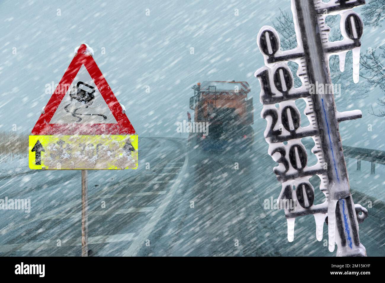 Das Thermometer zeigt kalte Temperaturen am Wintertag an Stockfoto