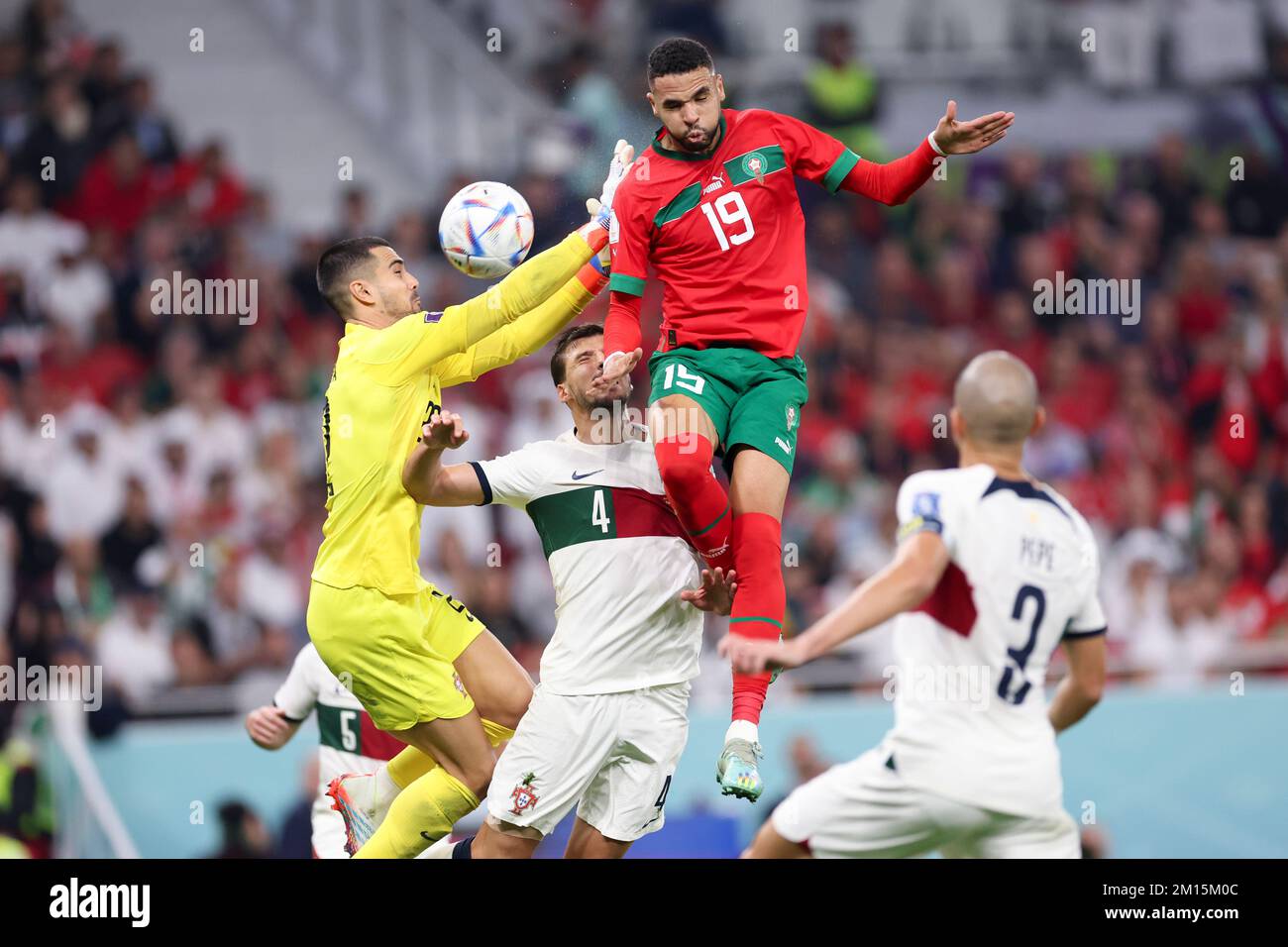 Doha, Katar. 10.. Dezember 2022. Youssef en-Nesyri (oben) aus Marokko ...