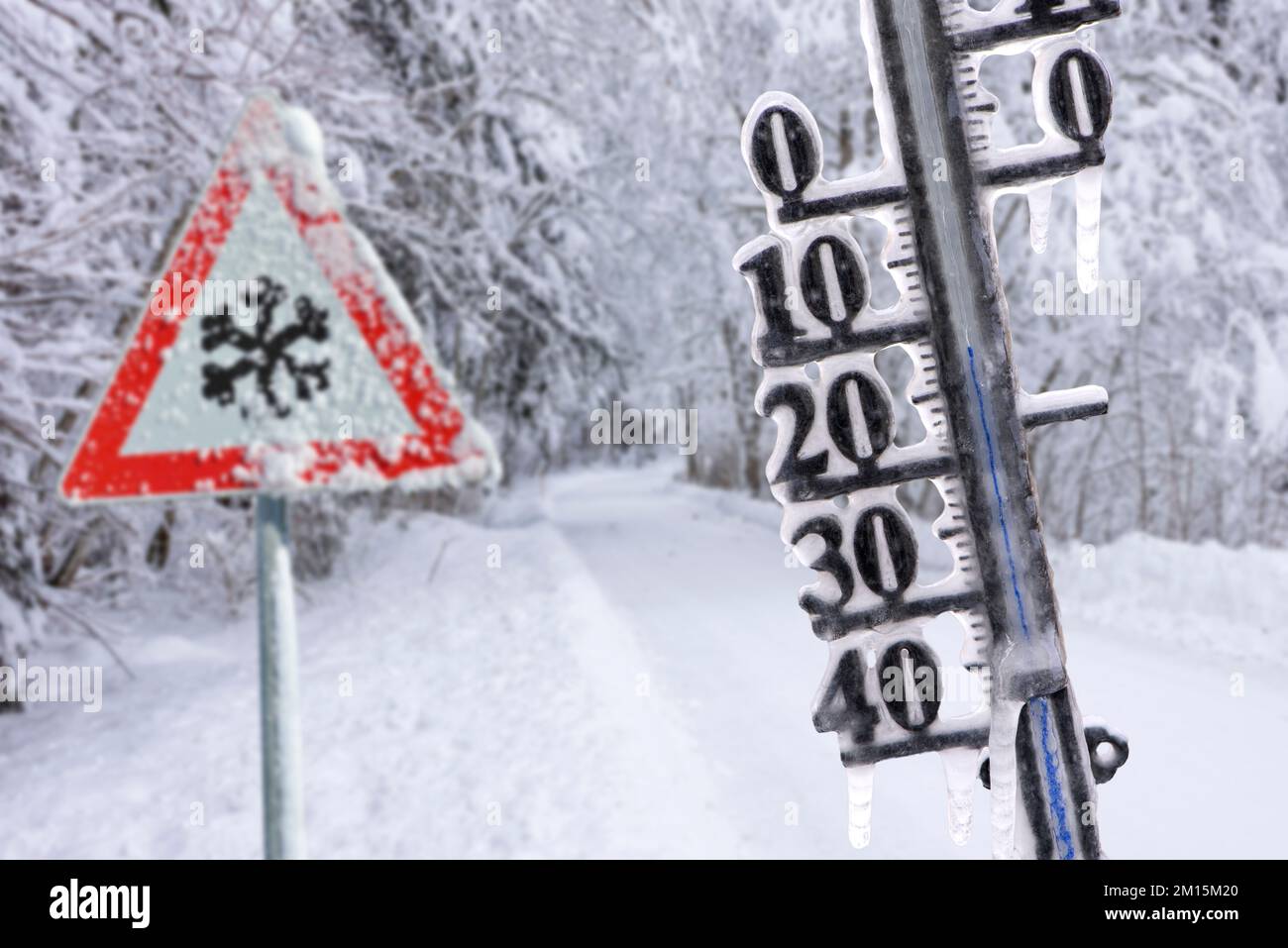 Das Thermometer zeigt kalte Temperaturen am Wintertag an Stockfoto
