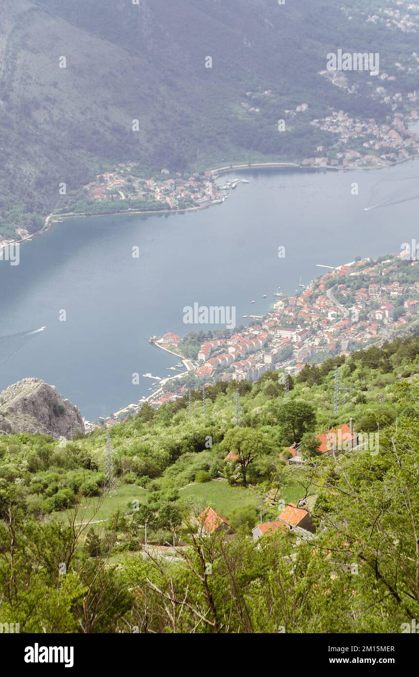 Blick auf die roten Dächer von Kotor, Montenegro Stockfoto