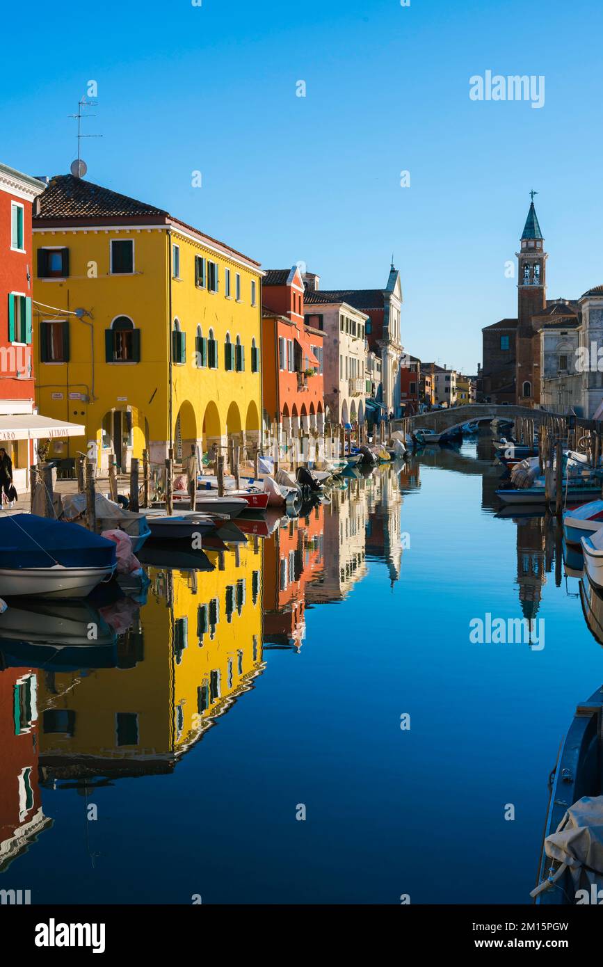Italien wunderschön, im Sommer Blick auf farbenfrohe Renaissance-Gebäude entlang eines malerischen Kanals in Chioggia an der Veneto-Küste, Comune of Venedig, Italien Stockfoto