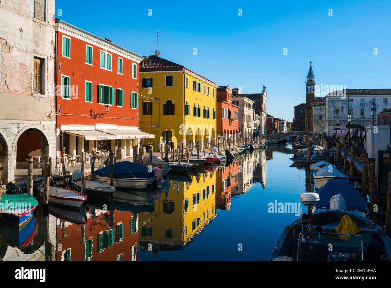 Wunderschönes Italien, Blick im Sommer auf farbenfrohe Renaissance-Gebäude entlang eines malerischen Kanals in Chioggia an der Veneto-Küste, Comune of Venedig, Italien Stockfoto