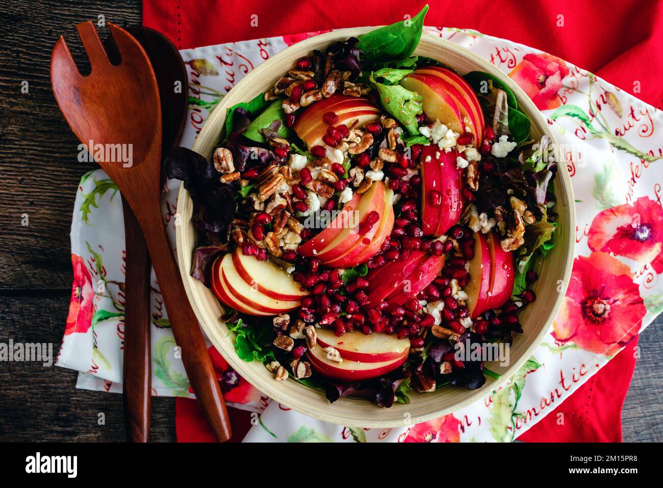 Herbsternte Granatapfelsalat von oben gesehen: Salat aus Salat, Pekannüssen, Fetakäse und Balsamico-Vinaigrette-Dressing Stockfoto