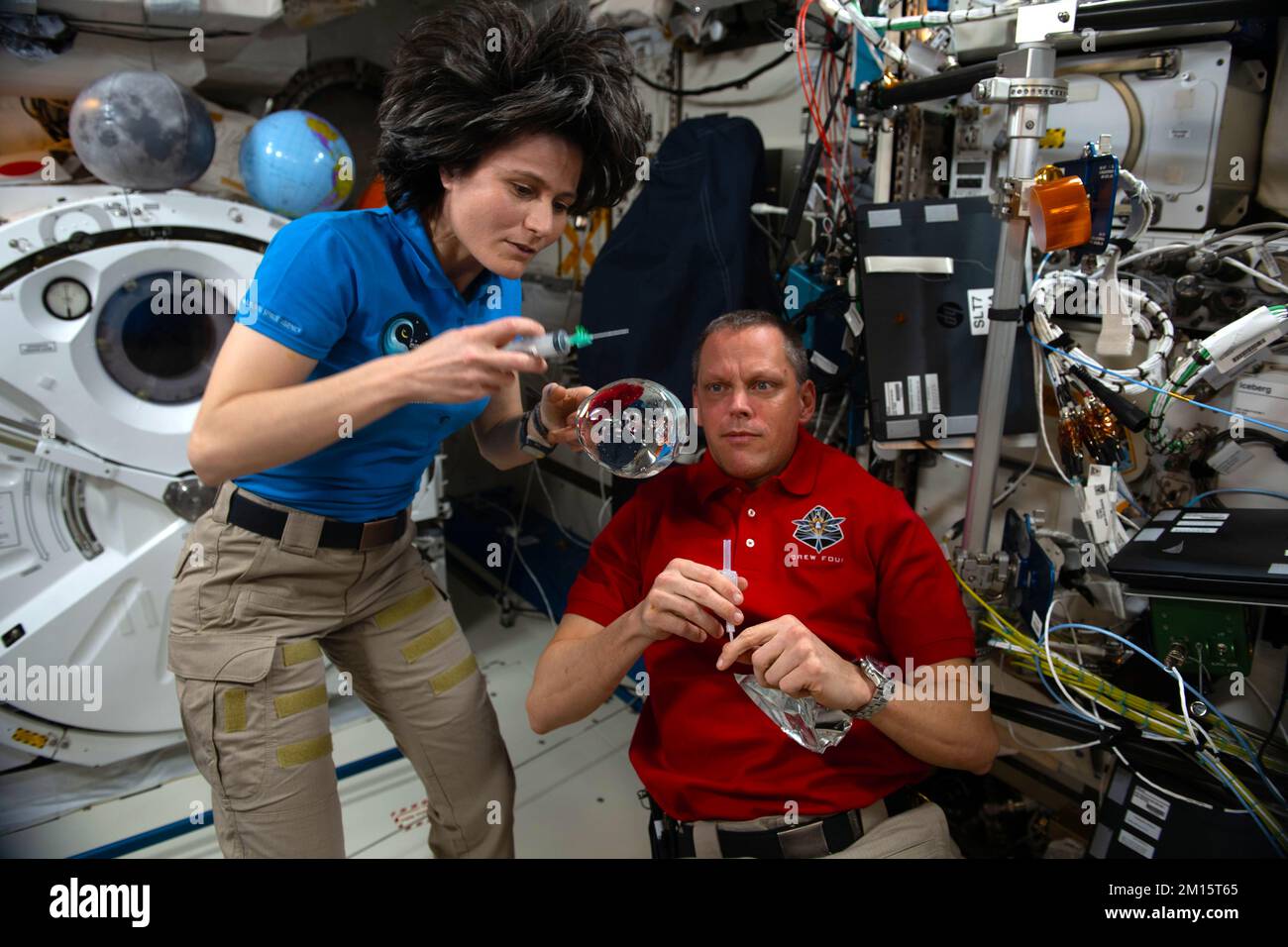 ISS - 01. Oktober 2022 - ISS Expedition 68 Flight Engineers Samantha Cristoforetti von der ESA (European Space Agency) und Bob Hines von der NASA haben Spaß mit f Stockfoto