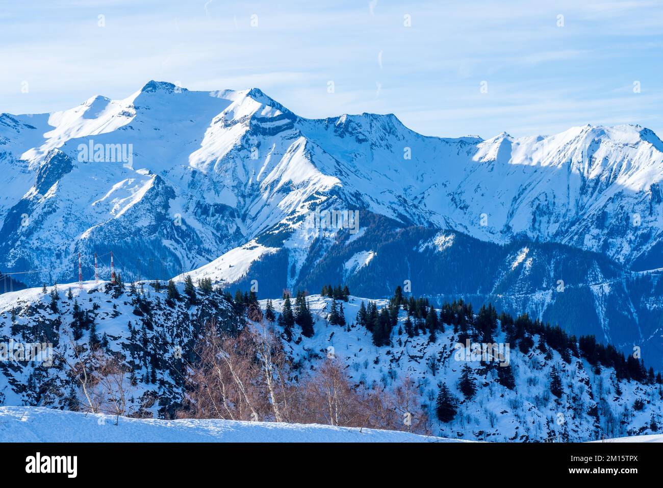 Schneeberg im Winter. Konzept der Winterrekreation in den Bergen. Schöner Winterhintergrund. Hochwertige Fotos Stockfoto