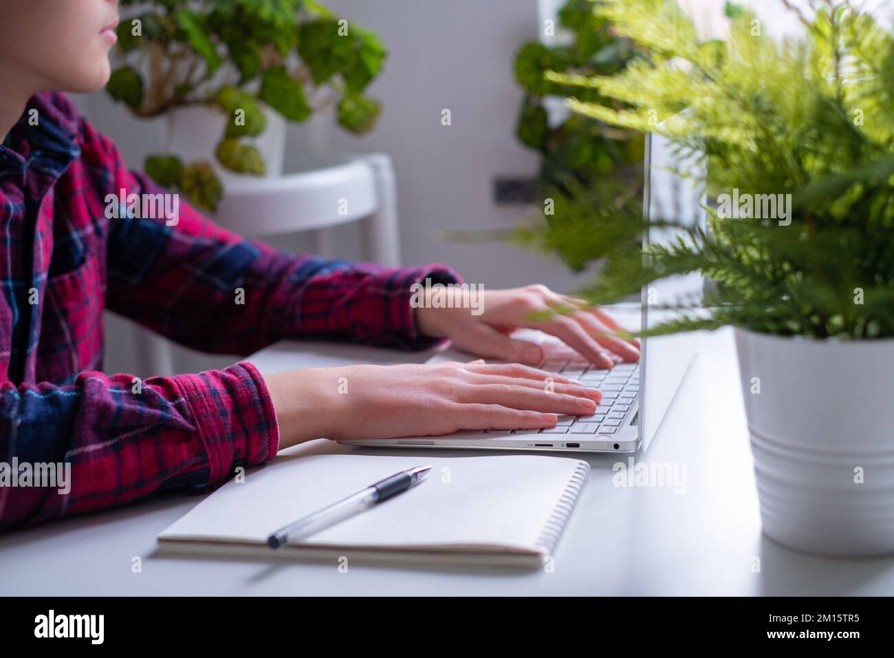 Der Junge arbeitet an einem Laptop. Ein müder Schuljunge hatte einen Burnout, Stress und Kopfschmerzen am Tisch. Stress-Konzept, Online-Lernen Stockfoto
