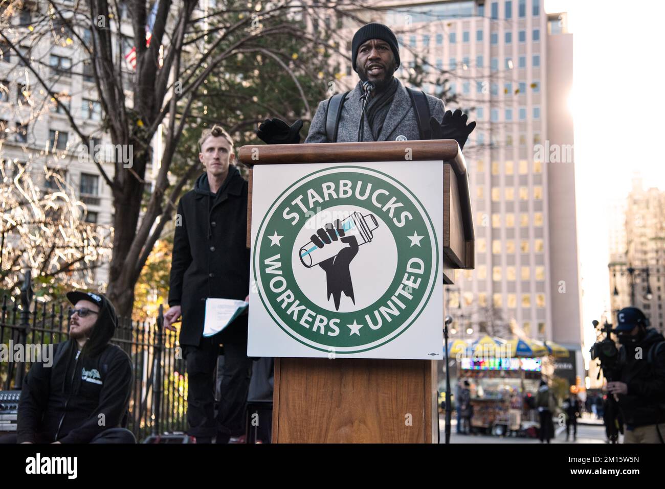 9. Dezember 2022, New York City, New York, USA: NYC Public Advocate, Jumaane Williams spricht vor der Menge, in der sich Gewerkschaftsorganisatoren und -Anhänger von Starbucks im Rathaus versammelt haben und verlangten, dass der CEO Howard Schultz und das Unternehmen ihre Mobbing- und Gewerkschaftsabrisse einstellen. (Kreditbild: © Laura Brett/ZUMA Press Wire) Stockfoto
