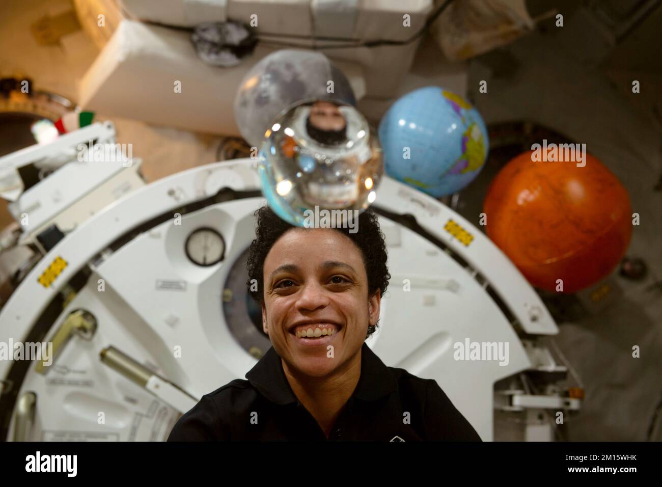 ISS - 01. Oktober 2022 - ISS Expedition 68 Flugingenieur Jessica Watkins von der NASA hat Spaß mit Fluidphysik, während sie das Verhalten eines Free-fl beobachtet Stockfoto