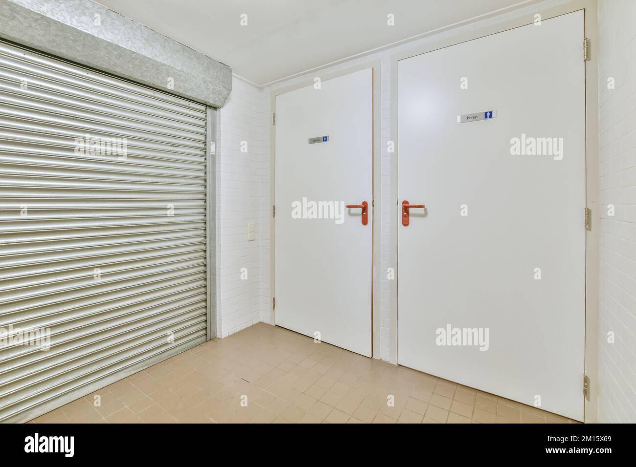Ein gemütliches und geräumiges leeres Zimmer Stockfoto