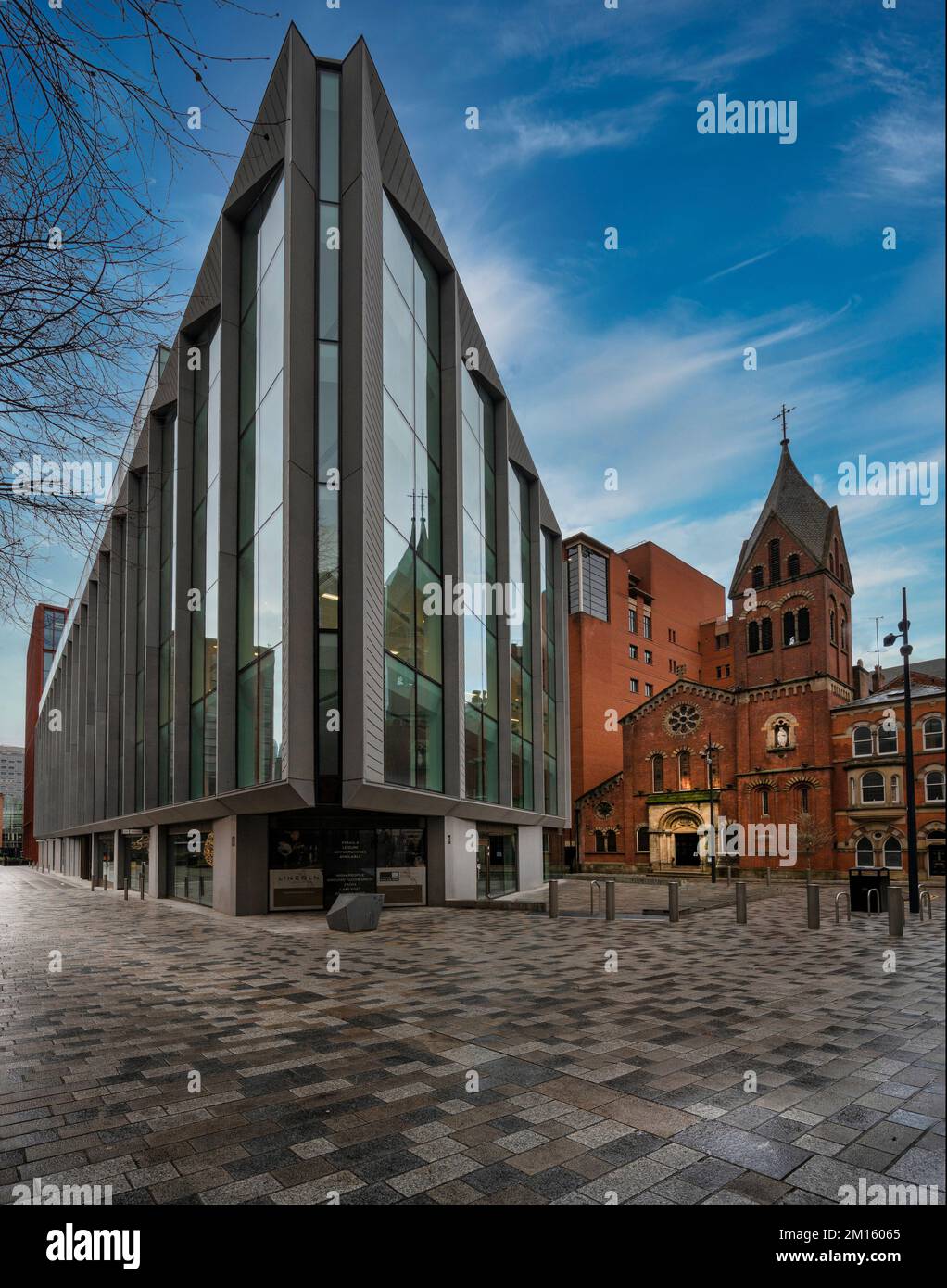 Kontrastierende Architekturstile. The Hidden Juwel, St. Mary's Roman Catholic Church, Manchester, Großbritannien Stockfoto