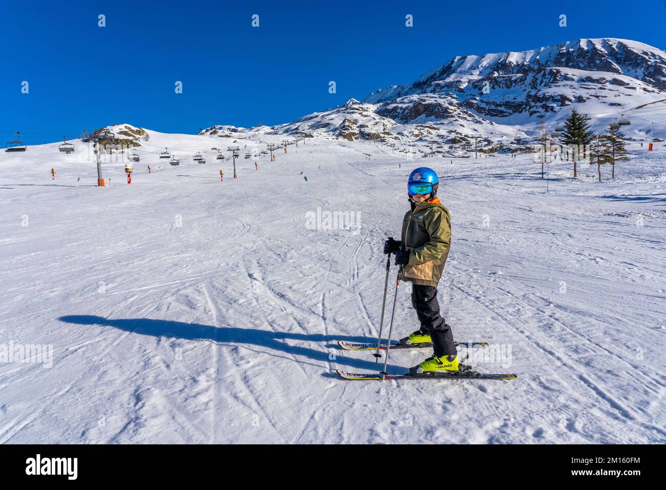 Alpe D'Huez, FRANKREICH - 01.01.2022: Junge Skifahrer posieren auf einem Berg, Urlaub mit Kindern in den Schneebirgen Konzept. Berühmtes Skigebiet in French Al Stockfoto